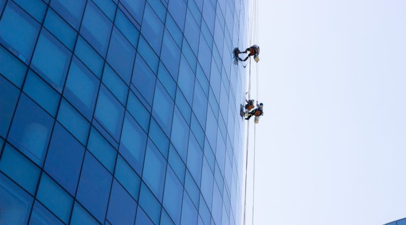 Pourquoi faire appel à une entreprise de nettoyage professionnel pour l'entretien de vos vitres en hauteur ?
