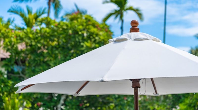 Parasols et vent fort : comment éviter qu’ils s’envolent ?