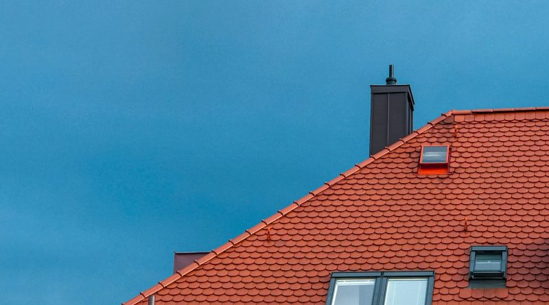 Comment prolonger la durée de vie de sa toiture grâce à un couvreur à Nantes