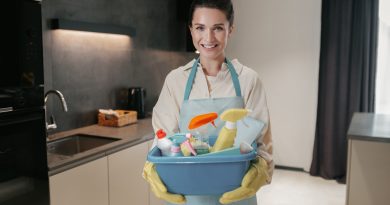 Les 5 critères essentiels pour trouver une aide-ménagère de confiance